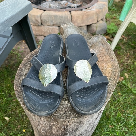 Crocs Women's Sanrah Embellished Women’s Sandal Size 7 Black - Picture 2 of 5